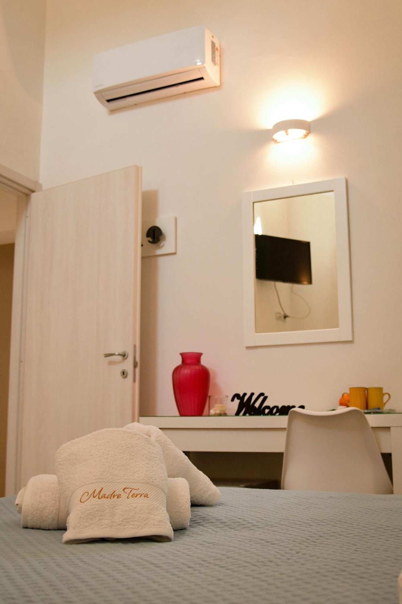Madre Terra Airport Rooms And Suites Terrasini Exterior photo